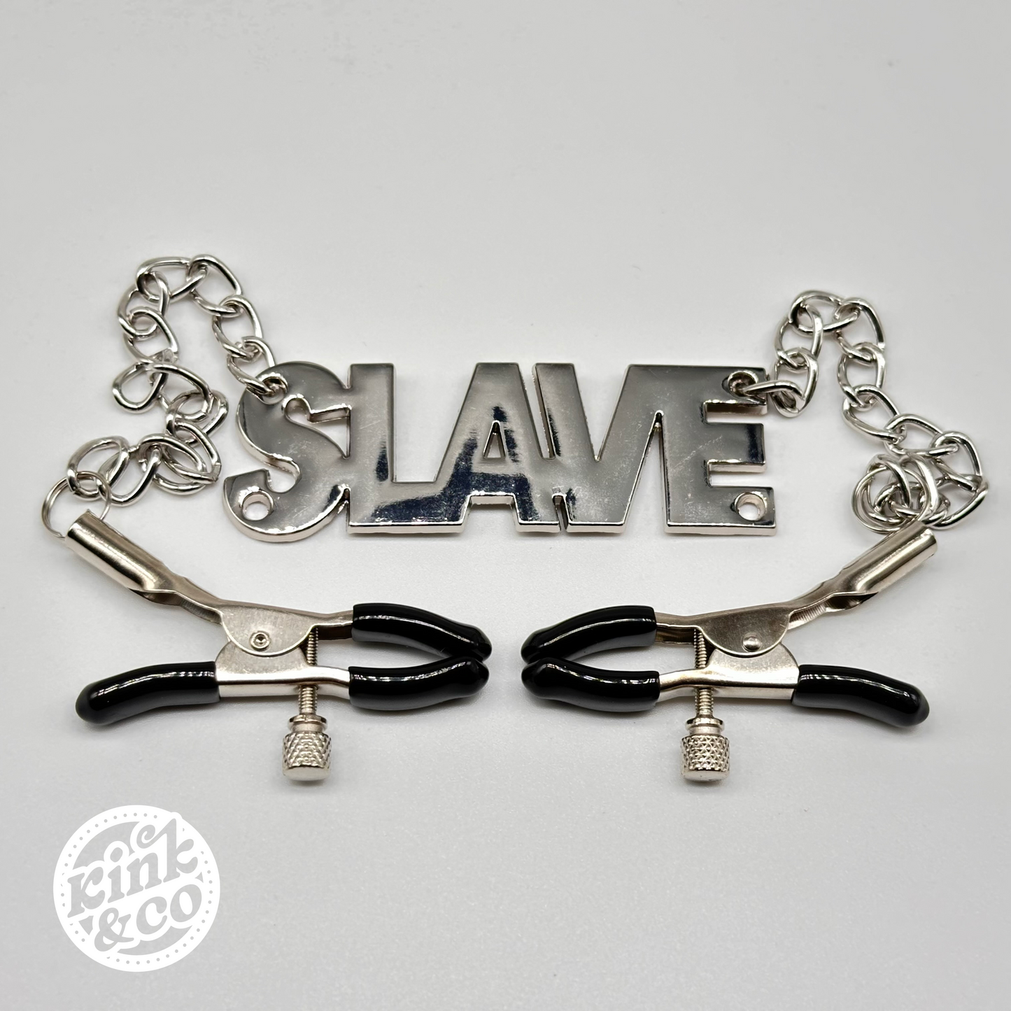 Verstellbare Brustwarzenklammern und Kette „Naughty Names“ – von Kink&Co