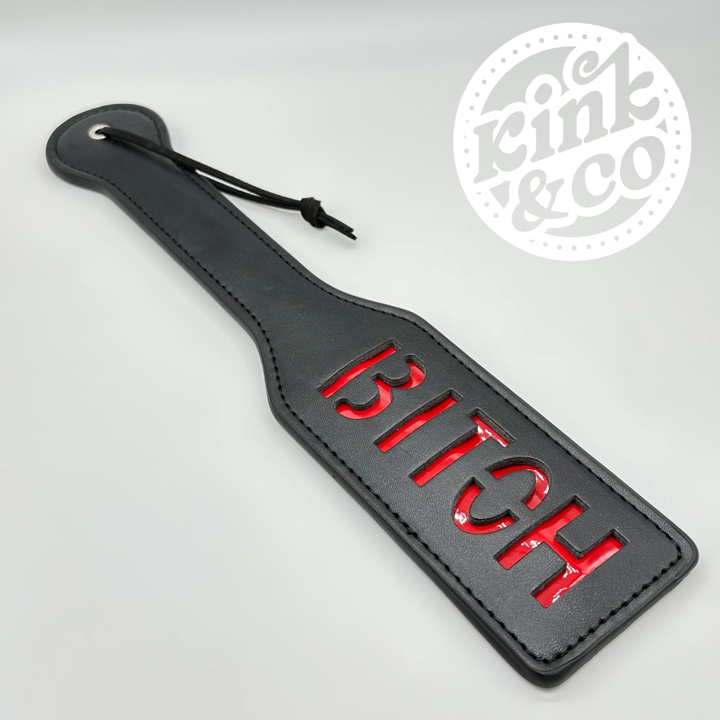 Spankingpaddel aus Leder mit Bitch-Aufdruck