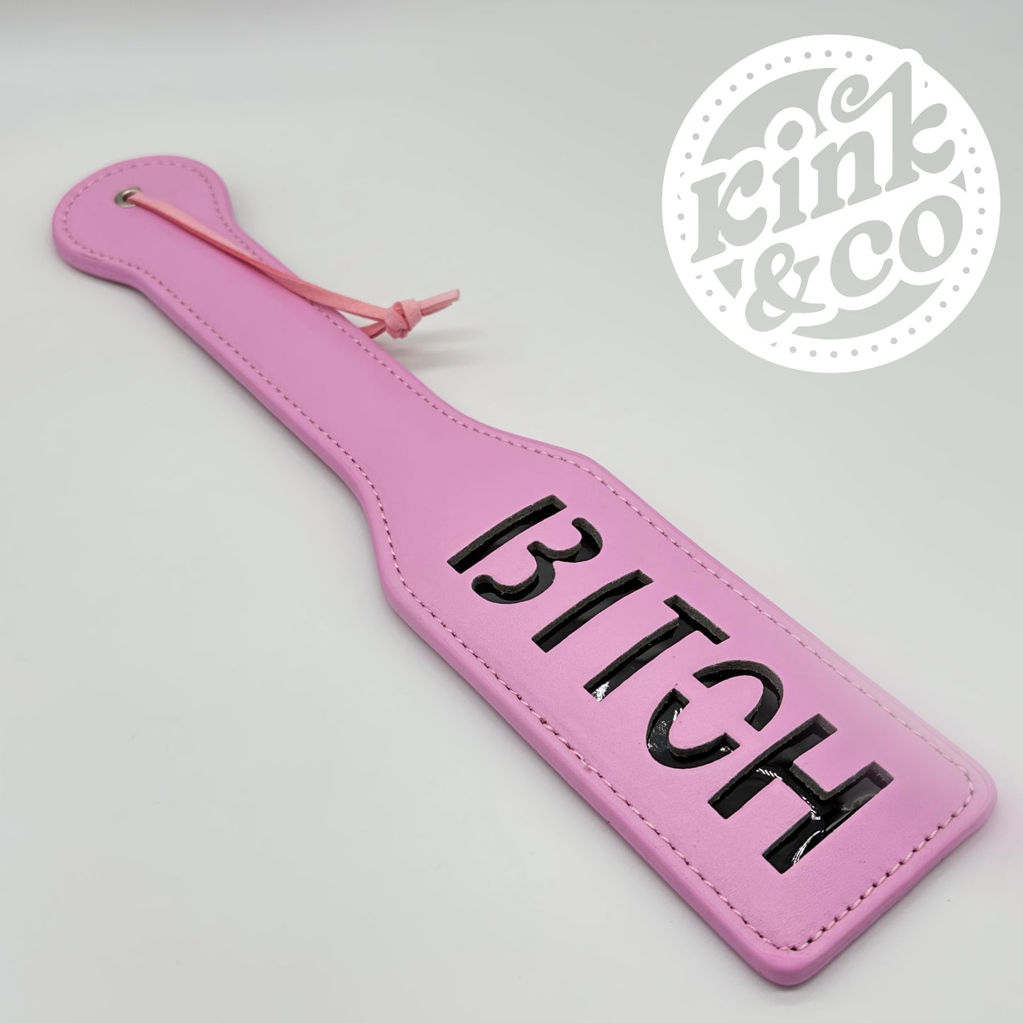 Spankingpaddel aus Leder mit Bitch-Aufdruck