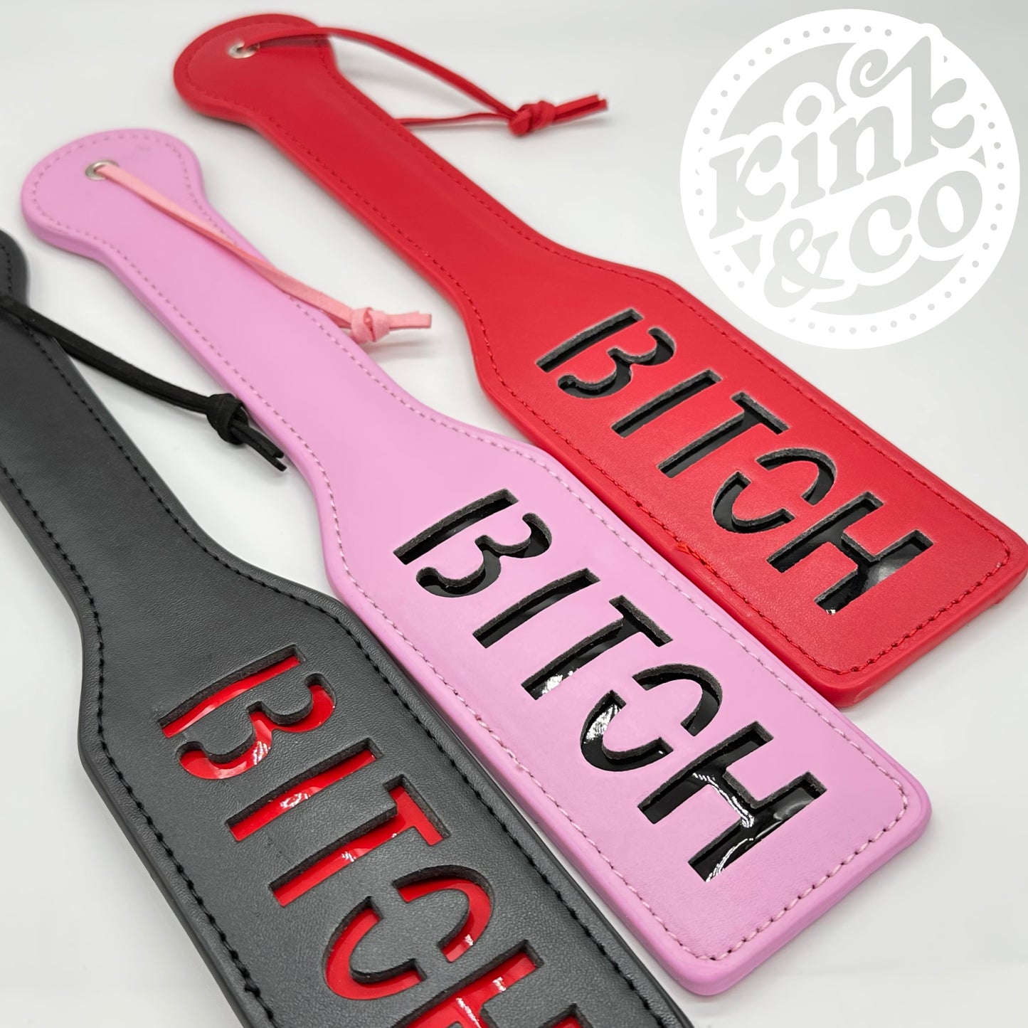 Spankingpaddel aus Leder mit Bitch-Aufdruck